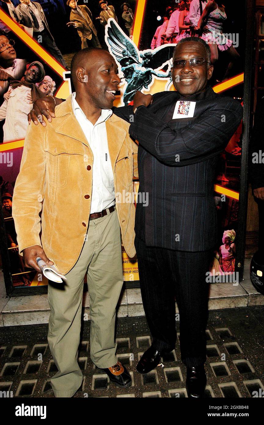 Gary Beadle und Rudolph Walker im Apollo Theater, London, für die erste Nacht von `The Big Life' am 23. Mai. Stockfoto